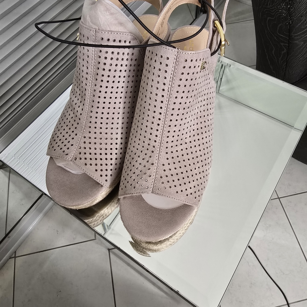 Liz Claiborne  NWT Taupe Hadley Koala  Memory Foam Wedge size 9M - Picture 10 of 16
